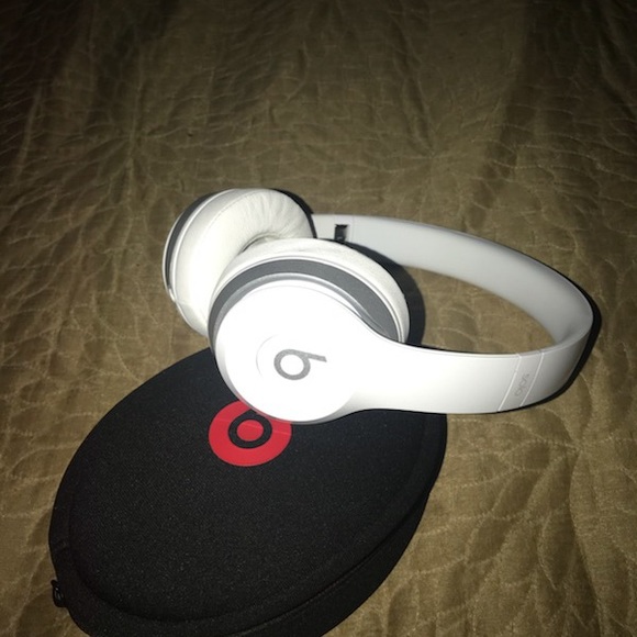 Beats Solo2 Wired White Headphones - Picture 2 of 6